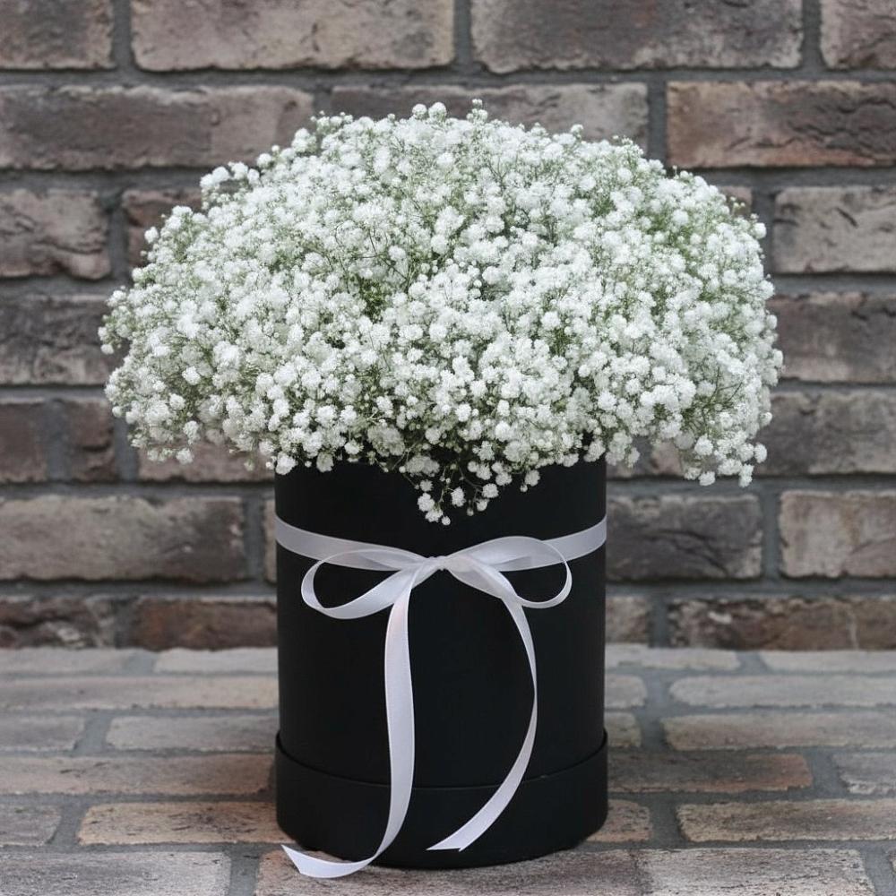 Цветочная композиция из Гипсофила в шляпной коробке в Архангельской