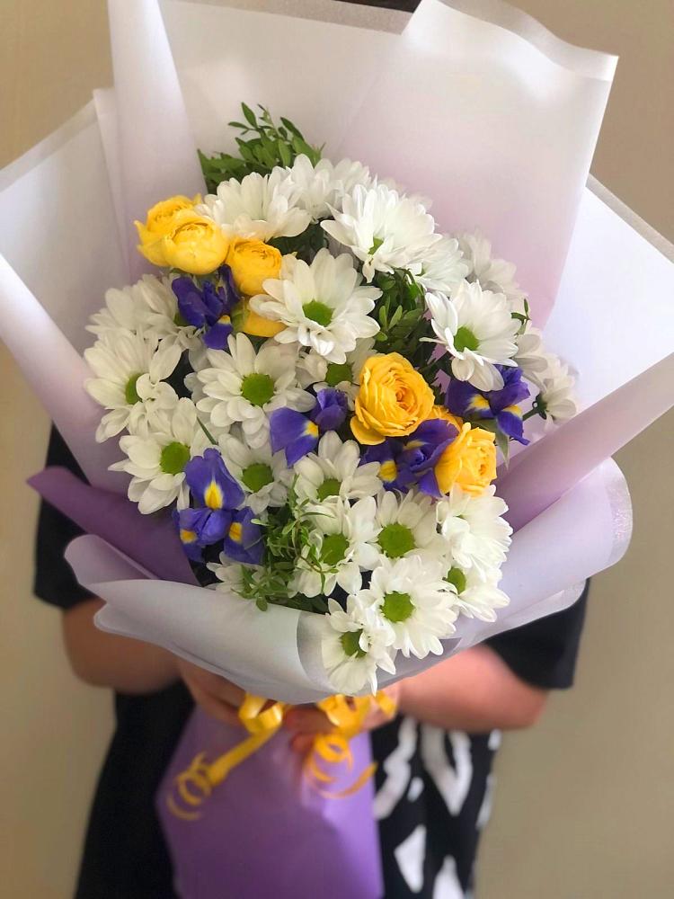 Букет цветов из: Ирисы, Хризантемы и Розы в Архангельской