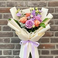 Букет цветов из:  Лизиантусы и Розы в Архангельской