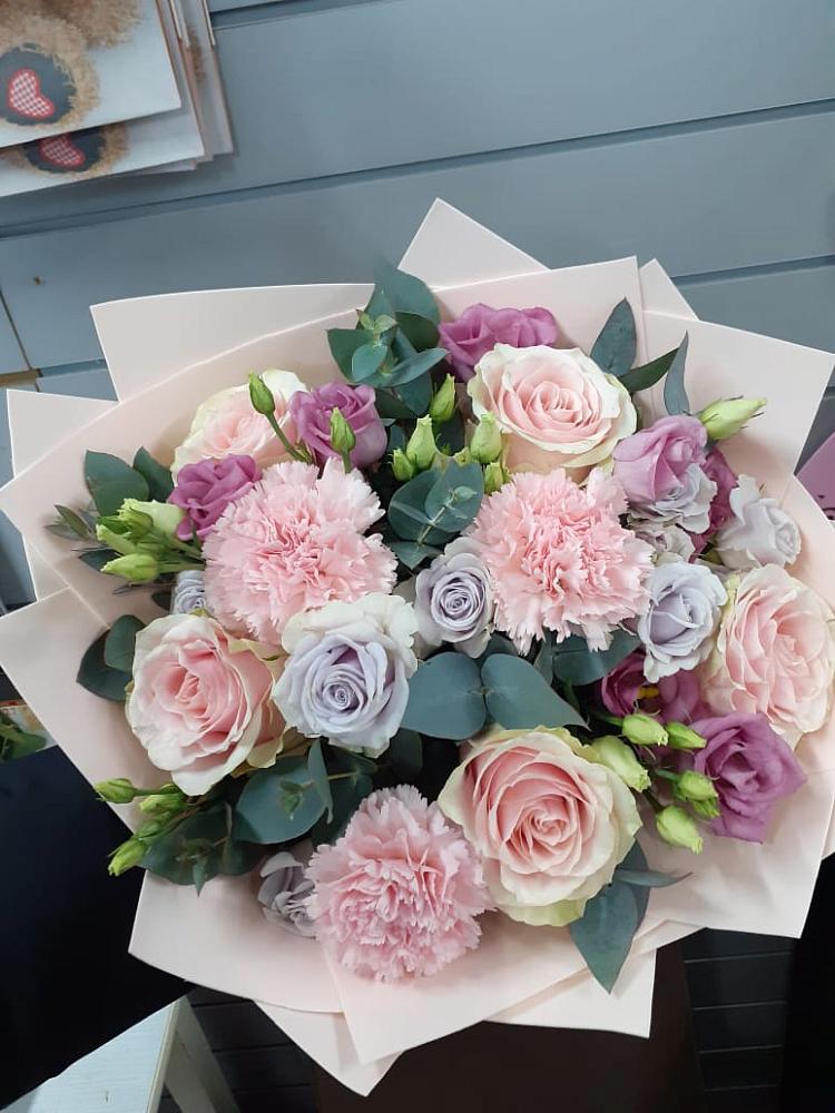 Букет цветов из: Розы, Гвоздики и Лизиантусы в Архангельской