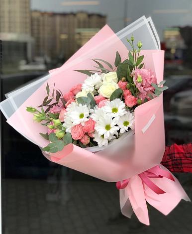 Букет цветов из: Розы, Лизиантусы и Хризантемы в Архангельской