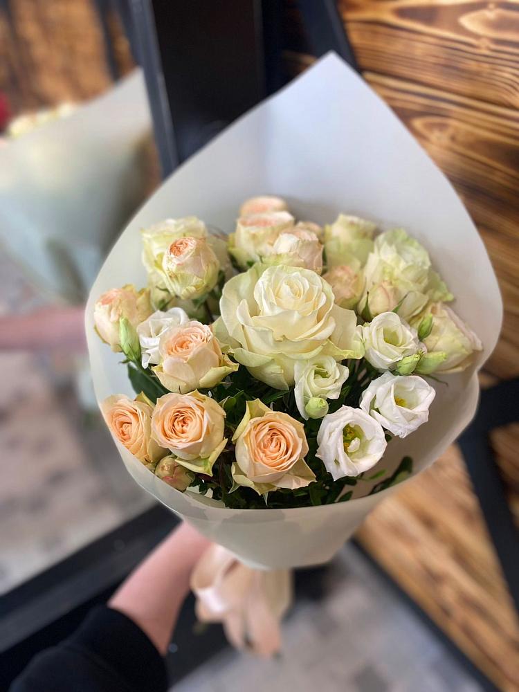 Букет цветов из: Розы и Лизиантусы в Архангельской